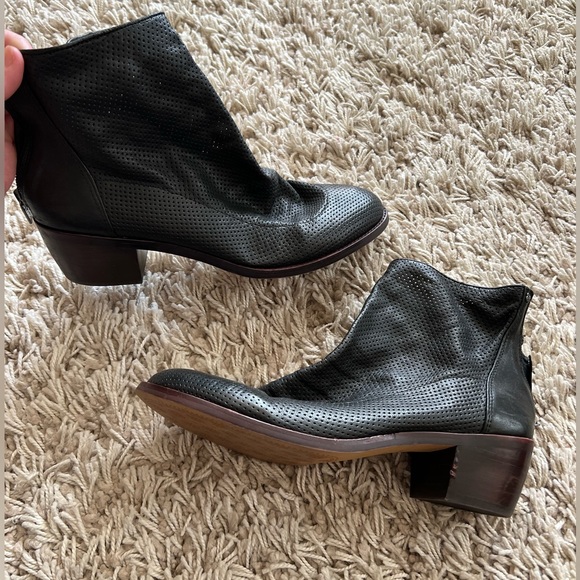 COPY - COPY - Isola boots black • worn once • women size 10 - Picture 2 of 3